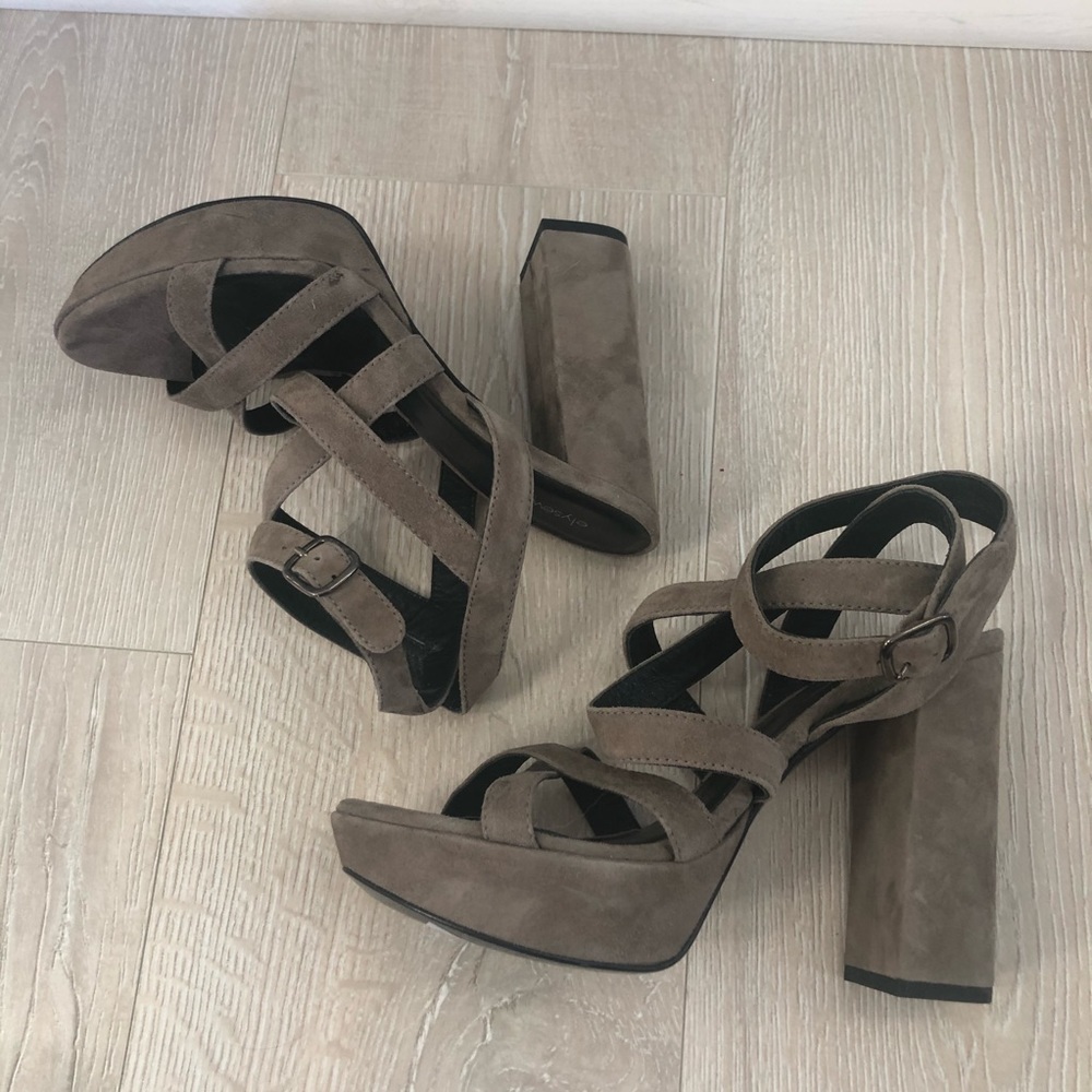 ELYSE WALKER Taupe Suede HiHeel Strappy Sandals 37